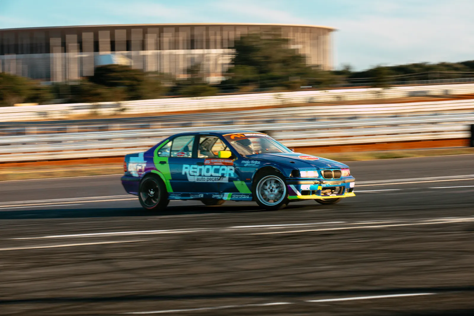 Carro da Equipe Drift Experience com adesivo Renocar em ação na pista